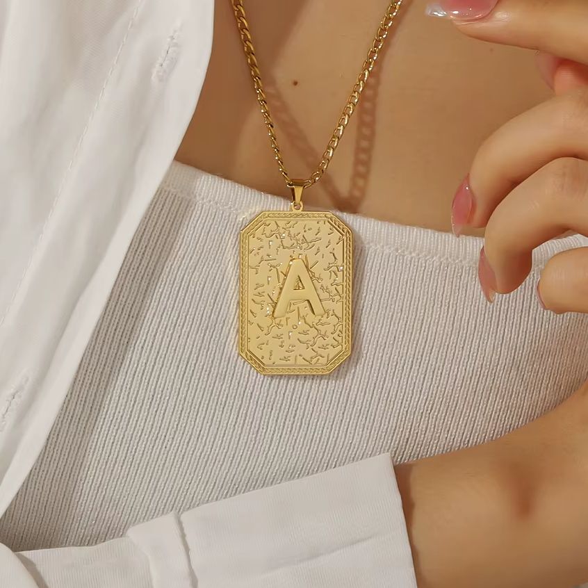 Personalized Cracked Texture R - Vintage Fashion Brand Names recension och pris