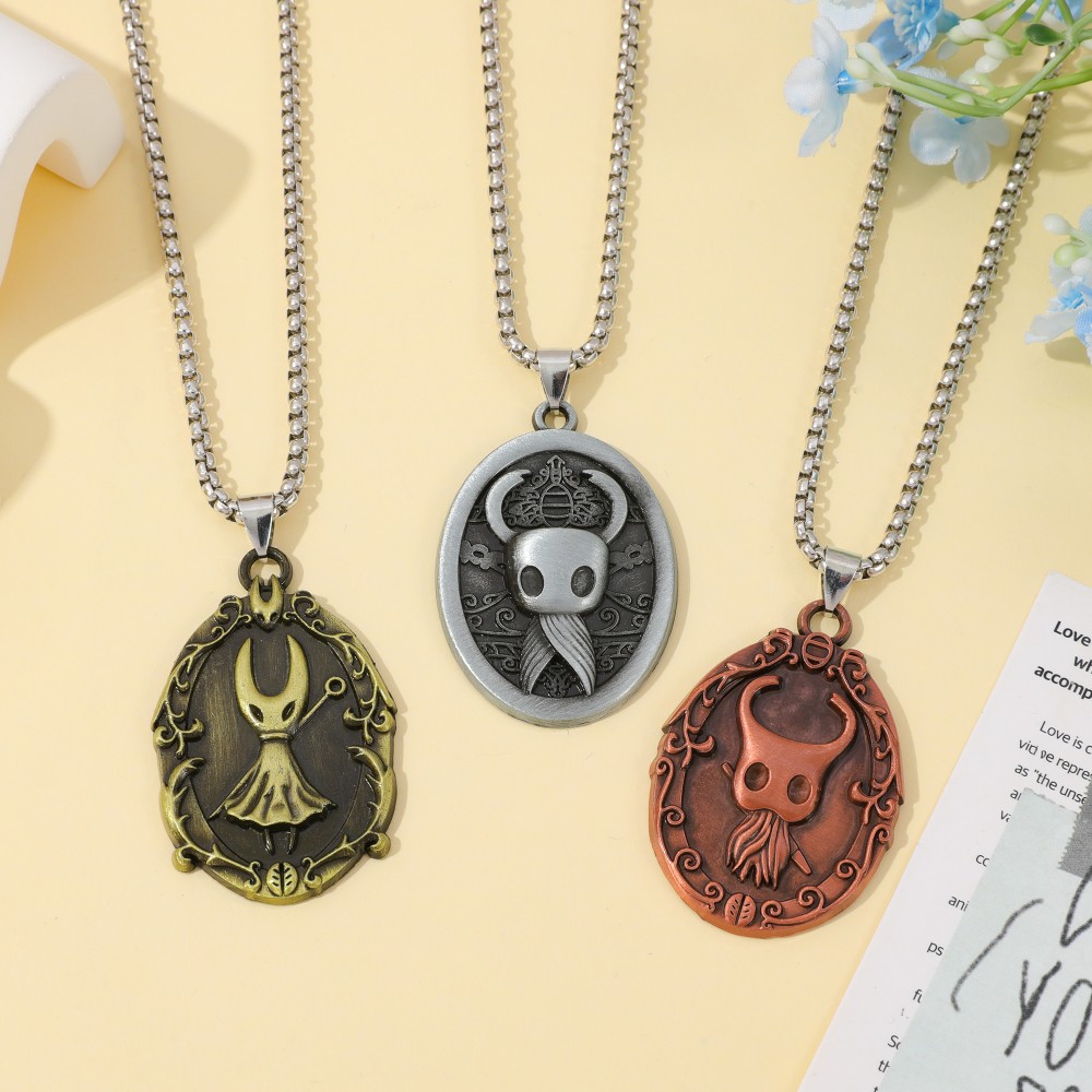 Game amulet pendant necklace,  - Vintage Fashion Game recension och pris