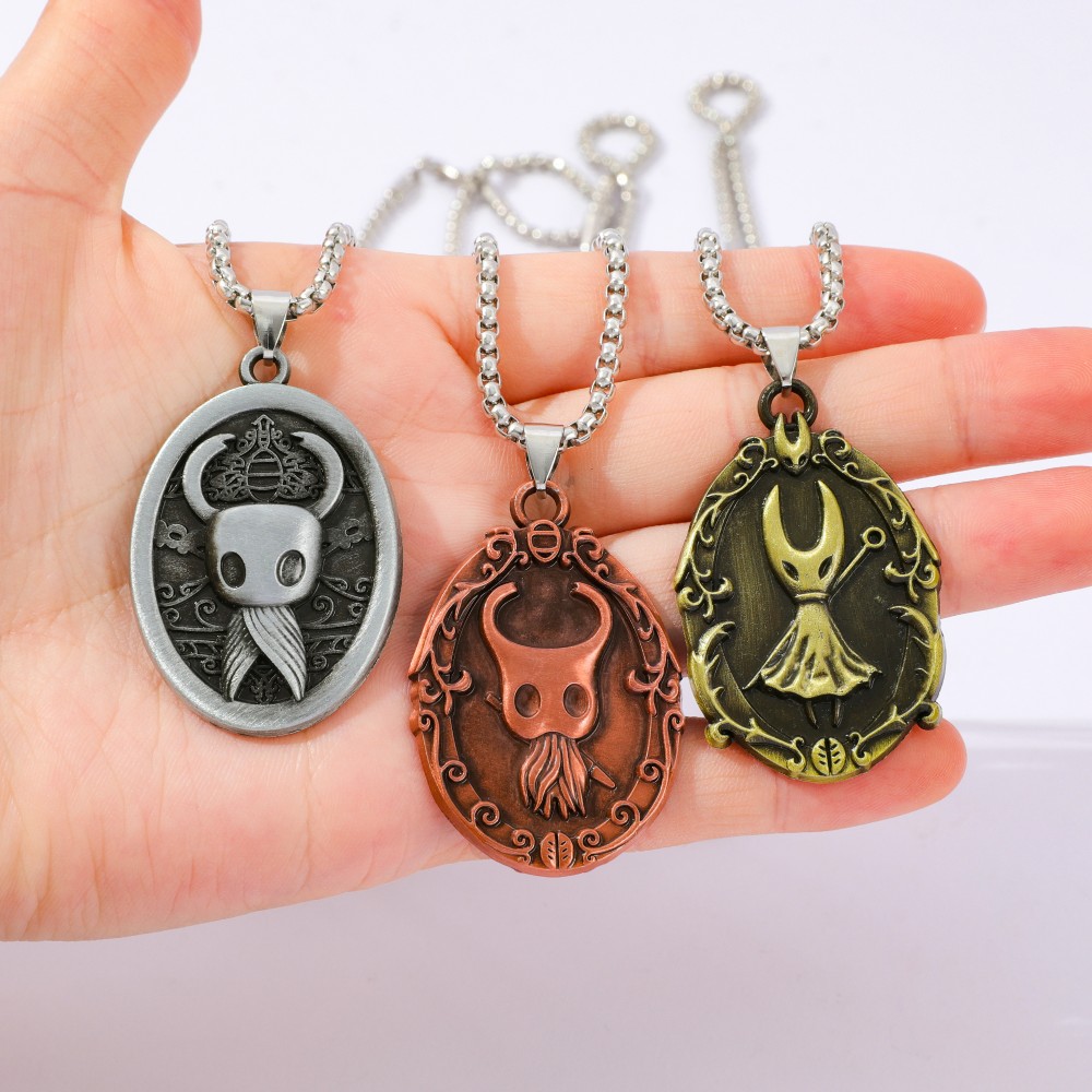 Game amulet pendant necklace,  - Vintage Fashion Game recension och pris